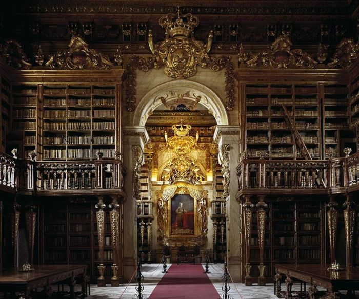 Была построена благодаря стараниям короля Португалии Жуана V и может по праву считаться одной из красивейших в мире.